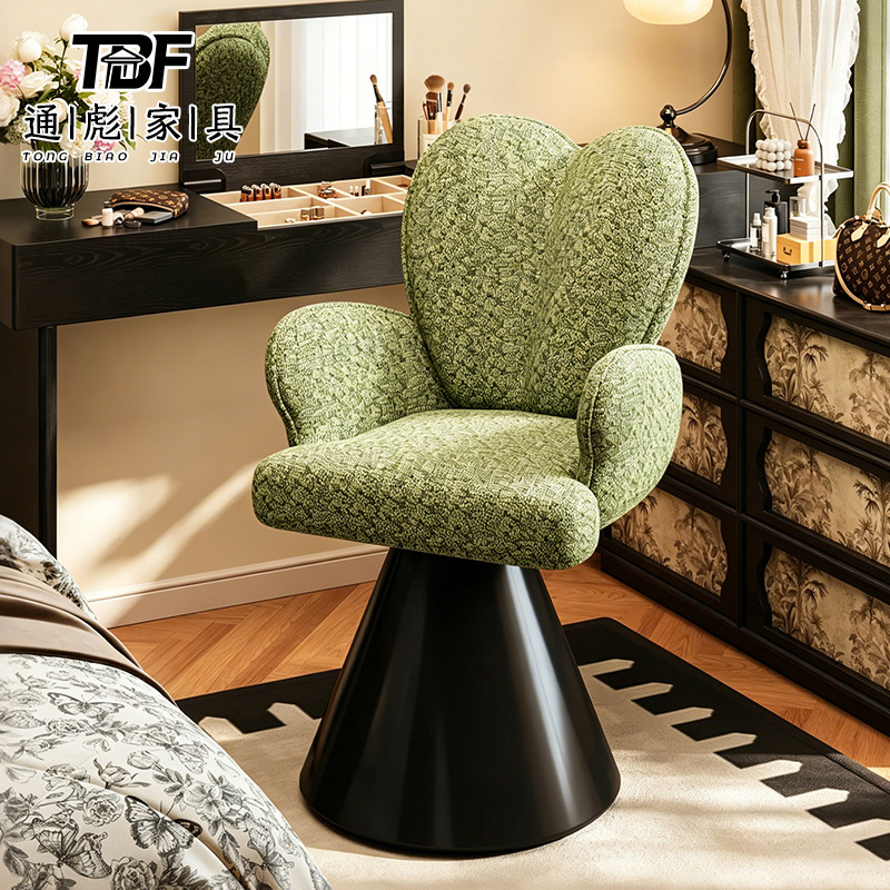 Chaise de maquillage, tabouret - Makeup Master Beauty Salon avis et prix